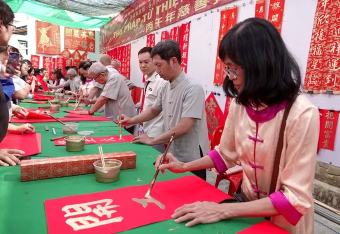 Charity calligraphy program supports needy Chinese community in HCMC