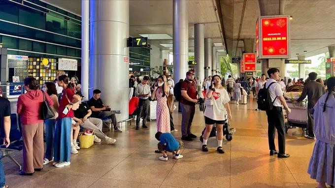 Tan Son Nhat handles record holiday rush with nearly 1,000 flights in a day