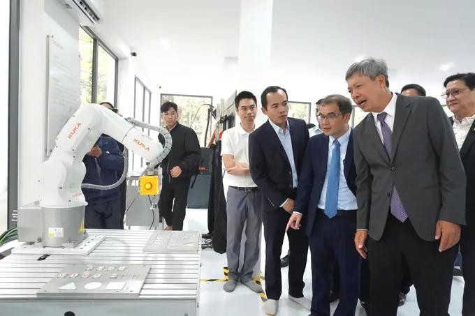 Robotics, Artificial Intelligence Training and Research Center opens in Da Nang