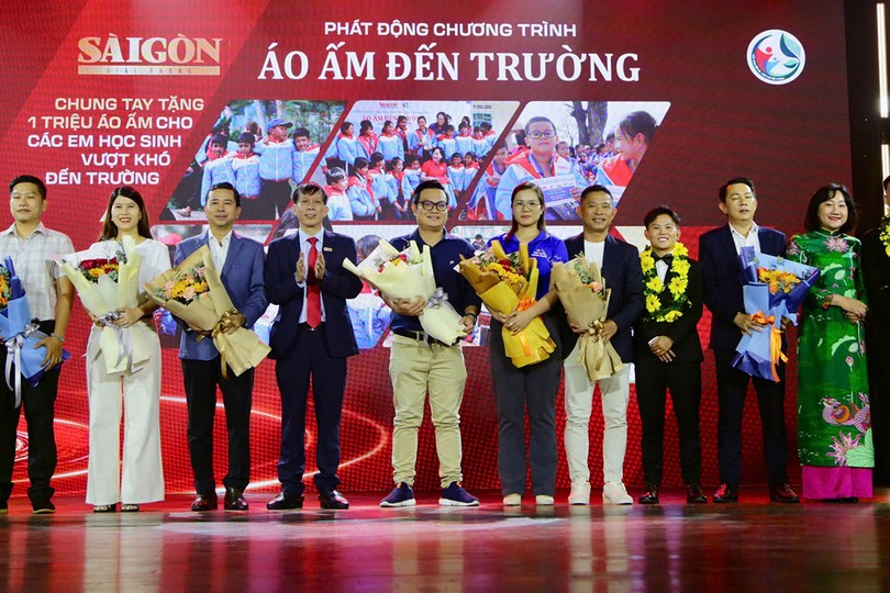 Golden ball winner joins scholarship drive for disadvantaged students in HCMC