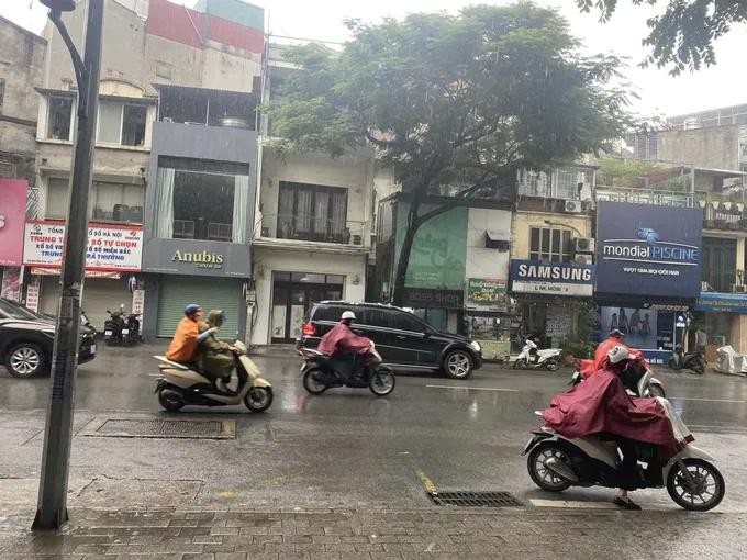 Heat grips Ho Chi Minh City as thunderstorms batter the North