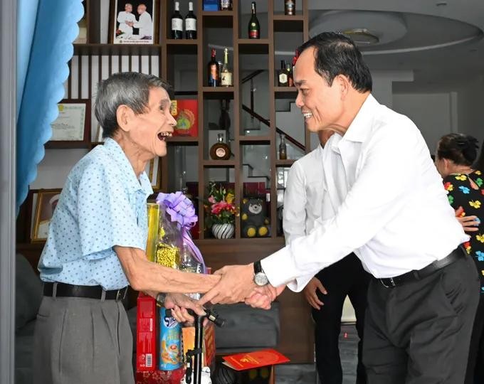Ho Chi Minh City honors war veterans, donates digital classrooms in Con Dao