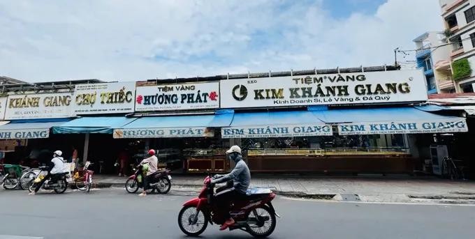 Gold shops in HCMC traditional markets close as business slows
