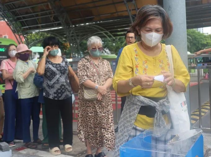 Ho Chi Minh City bus riders enter prize draw in customer appreciation event