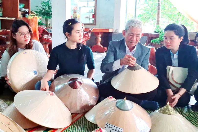 Unique 300-year-old Phu Gia horse hat weaving craft near Tay Son Citadel