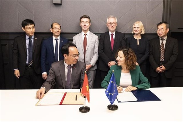 Vietnam, EU sign Letter of Intent on Education and Training