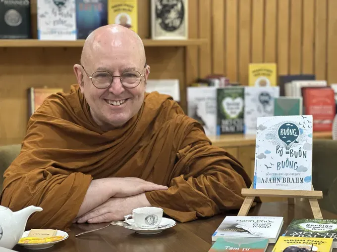Meditation master Ajahn Brahm talks with readers at HCMC Book Street