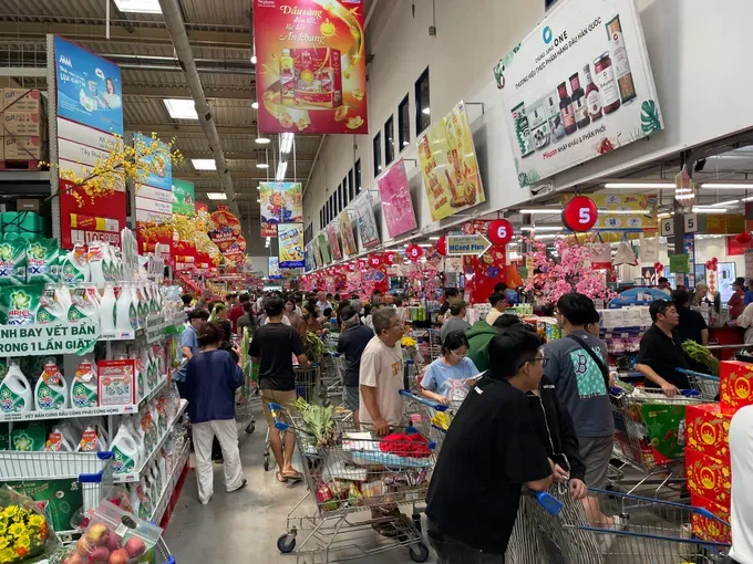 Tet shopping bustle peaks in Ho Chi Minh City