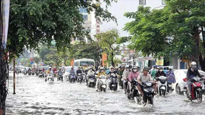 High tides ease slowly along southeastern coast