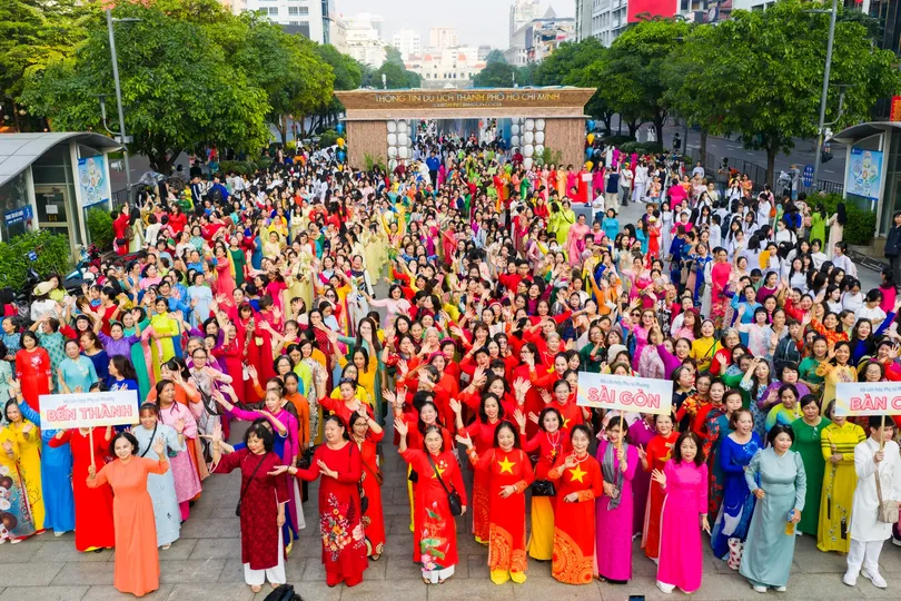 Over 58,000 people join Ao Dai mass dance, parade in HCMC