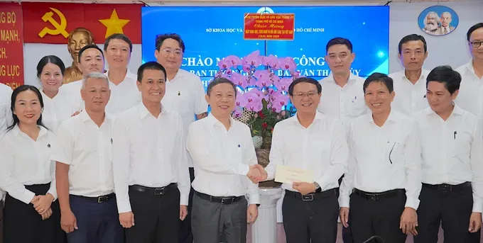 HCMC Party Committee delegation visits leading science, technology institutions