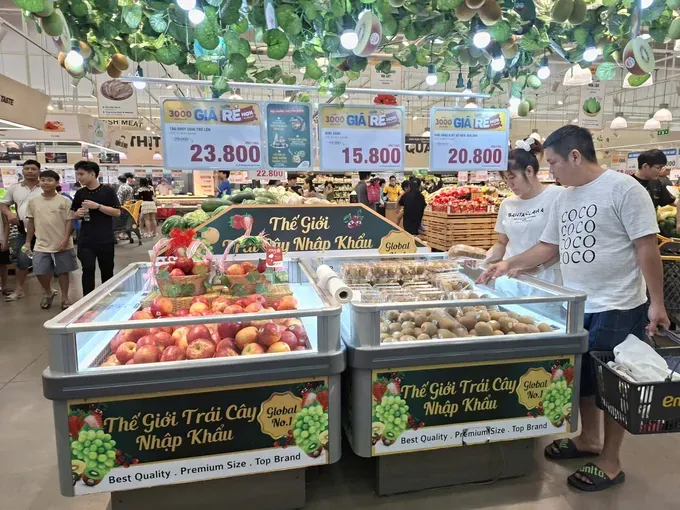 Imported fruits attract more Vietnamese shoppers