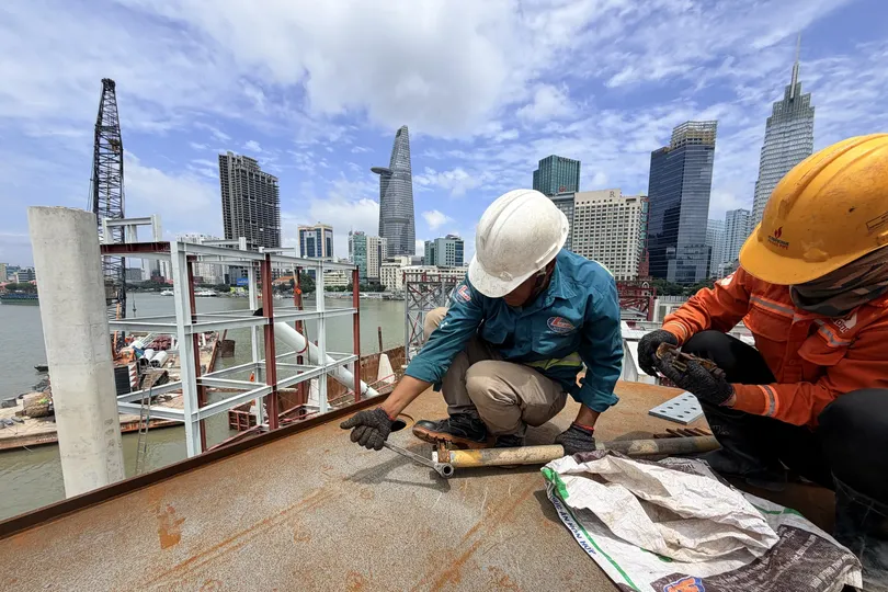 Construction accelerates on Saigon River pedestrian bridge
