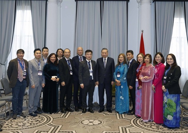 Top leader receives Vietnamese intellectuals, scientists in Australia