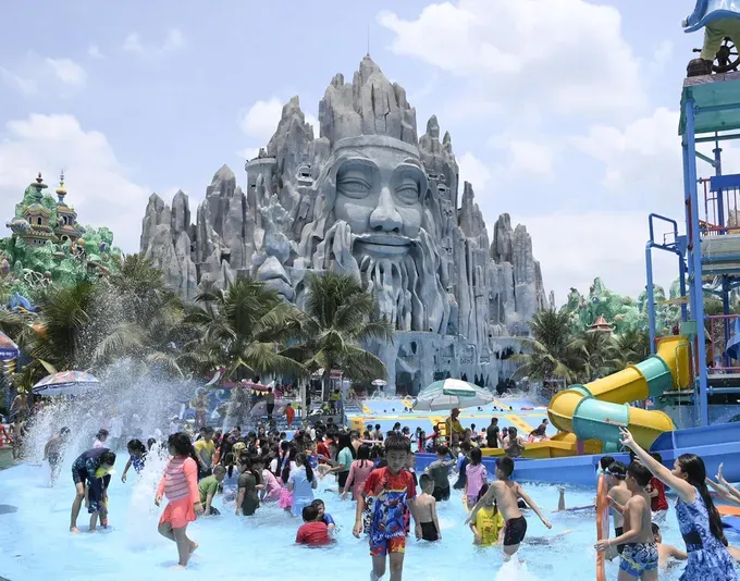 Beach holidays, historical sites draw crowds on second National Day holiday