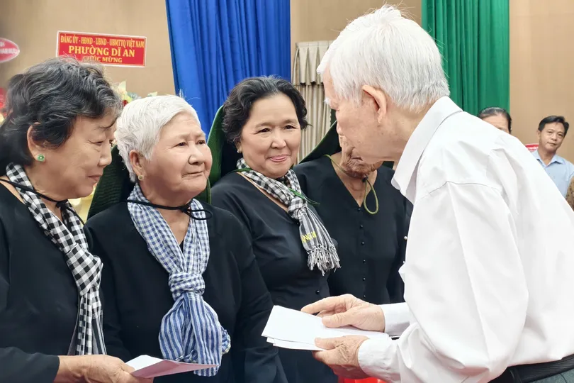 Nguyên Chủ tịch nước Nguyễn Minh Triết gặp mặt cán bộ, chiến sĩ nữ pháo binh