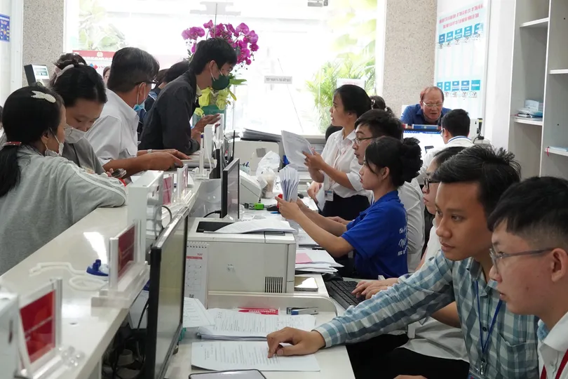 Thời gian đầu, công chức sở, ngành và đội ngũ tình nguyện hỗ trợ công chức Trung tâm Phục vụ hành chính công phường Bến Thành tiếp nhận và giải quyết TTHC của người dân