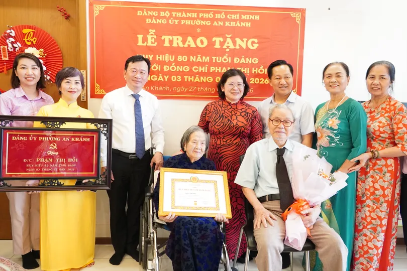 Trao Huy hiệu 80 năm tuổi Đảng đến đảng viên Phạm Thị Hồi