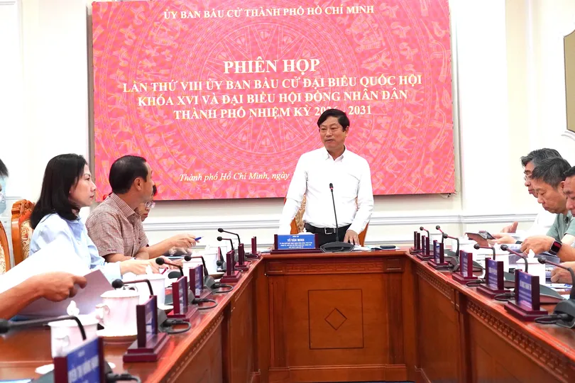 Đồng chí Võ Văn Minh, Chủ tịch HĐND TPHCM, Chủ tịch Ủy ban Bầu cử TPHCM phát biểu tại phiên họp