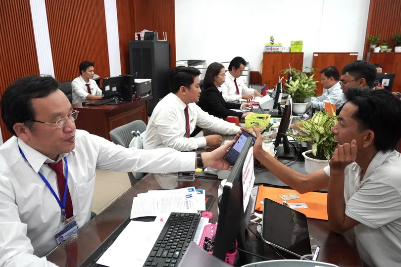 Công chức Trung tâm Phục vụ hành chính công phường Tam Bình tiếp và giải quyết thủ tục hành chính cho người dân