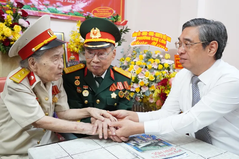 Đồng chí Nguyễn Phước Lộc trao Huy hiệu Đảng đến đảng viên lão thành