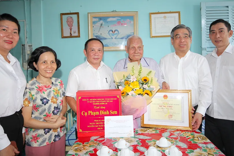 Lãnh đạo TPHCM thăm, chúc thọ người cao tuổi