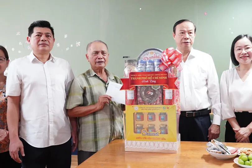 Lãnh đạo TPHCM thăm các gia đình chính sách tiêu biểu