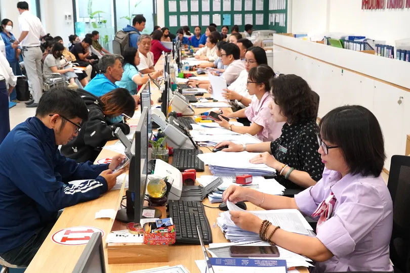 Chuyên viên Trung tâm Phục vụ hành chính công phường Tăng Nhơn Phú tiếp và giải quyết thủ tục hành chính cho người dân. Ảnh: THU HƯỜNG