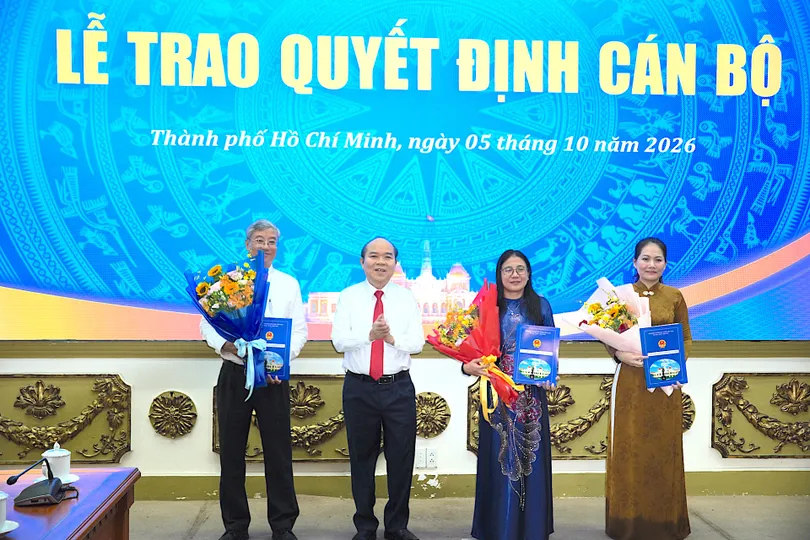 Phó Chủ tịch UBND TPHCM Trần Văn Bảy trao quyết định đến các nhân sự. Ảnh QUANG HUY