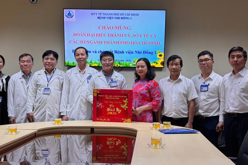 Đồng chí Huỳnh Thị Phúc, Phó Trưởng Đoàn Đại biểu Quốc hội TPHCM thăm, chúc tết Bệnh viện Nhi đồng 1