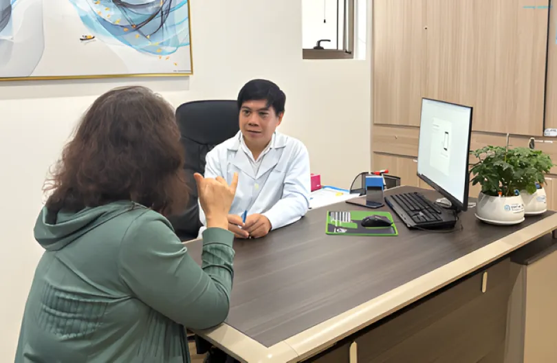 ThS-BS Trần Ngọc Thanh, Phó viện trưởng danh dự Viện Ứng dụng Công nghệ y tế thăm khám cho người bệnh