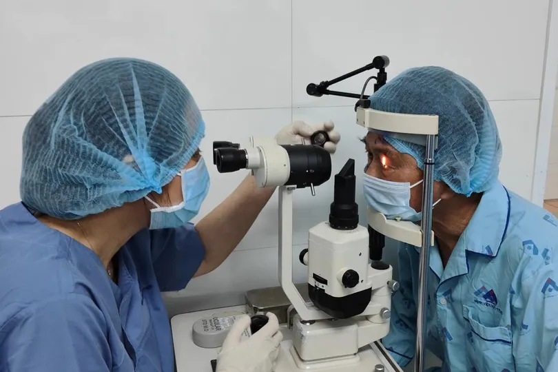 Bác sĩ Bệnh viện Mắt TPHCM phẫu thuật cho người bệnh
