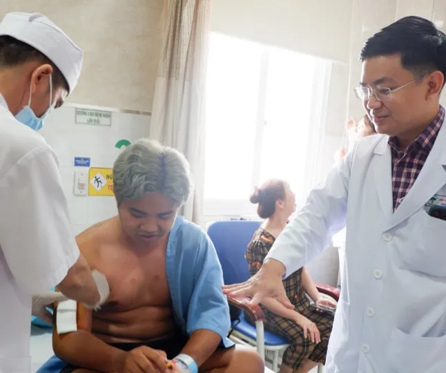 Bác sĩ Bệnh viện Sài Gòn ITO Phú Nhuận thăm khám cho người bệnh (Ảnh: BVCC)