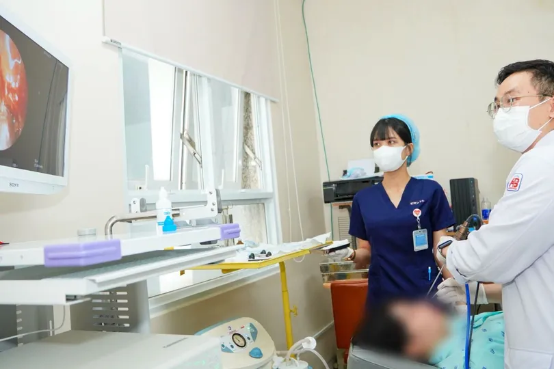 Bác sĩ Bệnh viện An Bình nội soi cho người bệnh (Ảnh: BVCC)