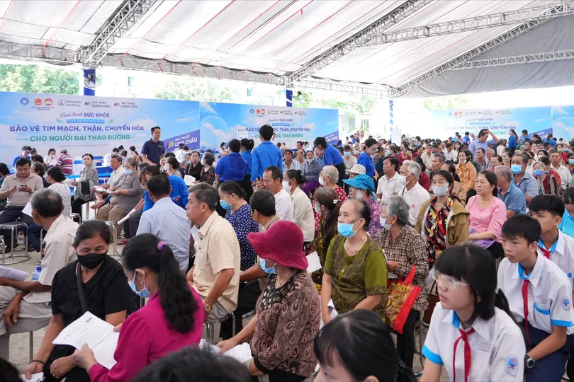 Đông đảo người dân Phường Chánh Phú Hòa chờ khám, tầm soát bệnh 