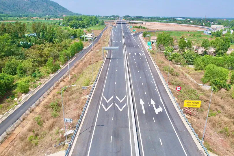 Một đoạn cao tốc đã có biển báo, điện chiếu sáng hoàn chỉnh.