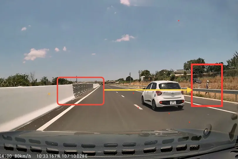 Hình ảnh người dân băng qua đường từ camera hành trình xe ô tô lưu thông trên cao tốc ghi lại