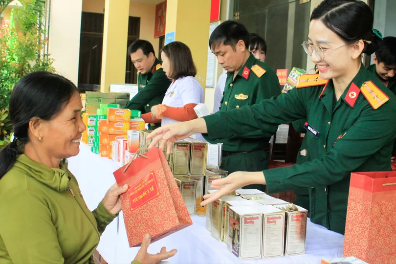 Khám bệnh, cấp thuốc miễn phí cho 600 người dân Quảng Ngãi