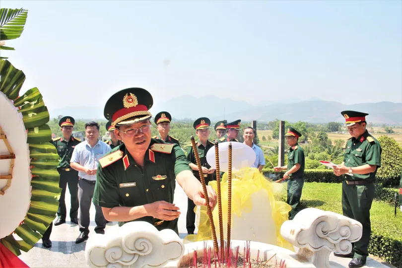 Chính ủy Quân khu 5 dâng hương tại các địa chỉ đỏ trên tỉnh Quảng Ngãi