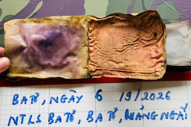 Phát hiện cây bút khắc tên “Ngô Học” và chiếc ví da trong quá trình khai quật hài cốt liệt sĩ ở Quảng Ngãi