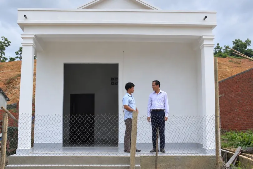 Quảng Ngãi: Người dân vùng sạt lở khẩn trương dựng nhà mới ở khu tái định cư