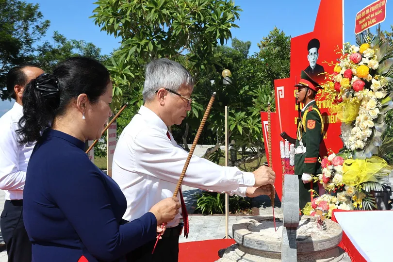 Dâng hoa, dâng hương kỷ niệm 150 năm Ngày sinh Cụ Huỳnh Thúc Kháng