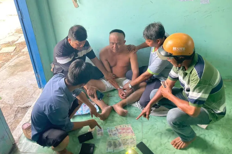Dương Công Nhạc bị lực lượng công an bắt giữ khi đang lẩn trốn tại Đồng Tháp. Ảnh: CA