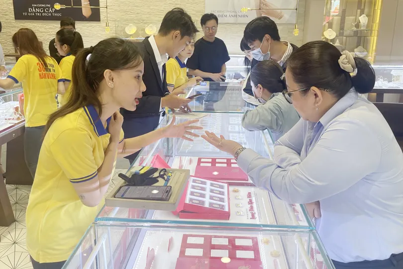 Khách hàng giao dịch tại PNJ. Ảnh: NHUNG NGUYỄN