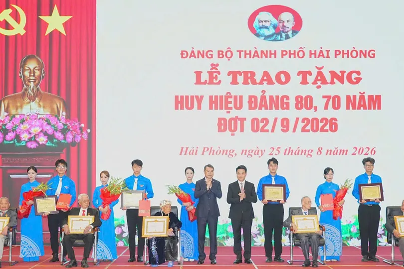 Thủ tướng Lê Minh Hưng trao Huy hiệu Đảng tặng các đảng viên lão thành 