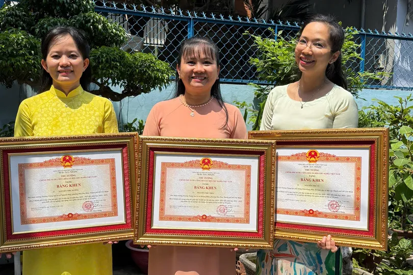 Ngày khai giảng đặc biệt của ba chị em cùng nhận Bằng khen của Thủ tướng