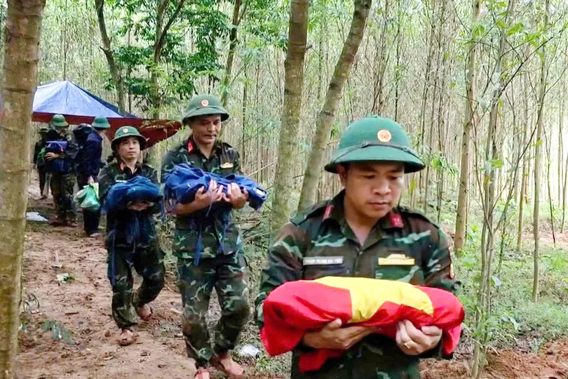 Di chuyển hài cốt liệt sĩ cất bốc tại khu rừng tràm ở bản Bãi Dinh về bảo quản theo quy định