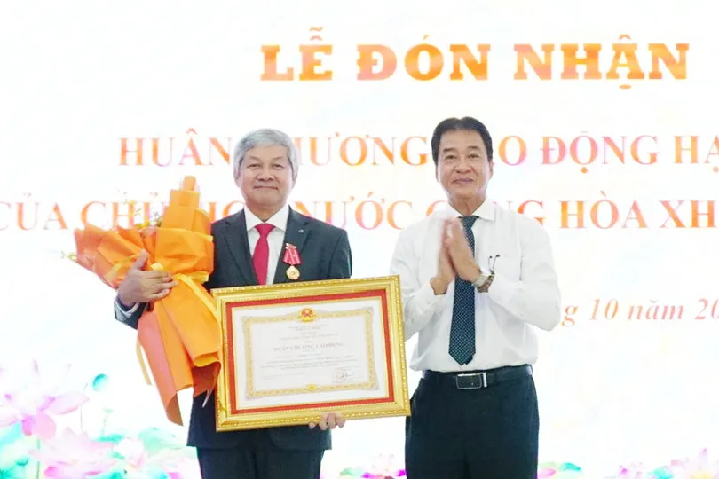 Trao tặng Giáo sư Nhật Bản Yoshida Lay Myint Huân chương Lao động hạng Ba