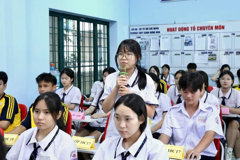 Học sinh Trường THPT Bình Hưng Hòa (phường Bình Hưng Hòa, TPHCM) đối thoại với ban giám hiệu nhà trường