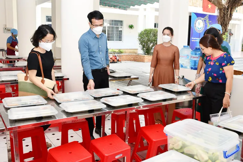 Phường Tam Thắng kiểm tra công tác tổ chức bán trú tại Phân hiệu Lê Lợi của Trường Tiểu học Quang Trung.